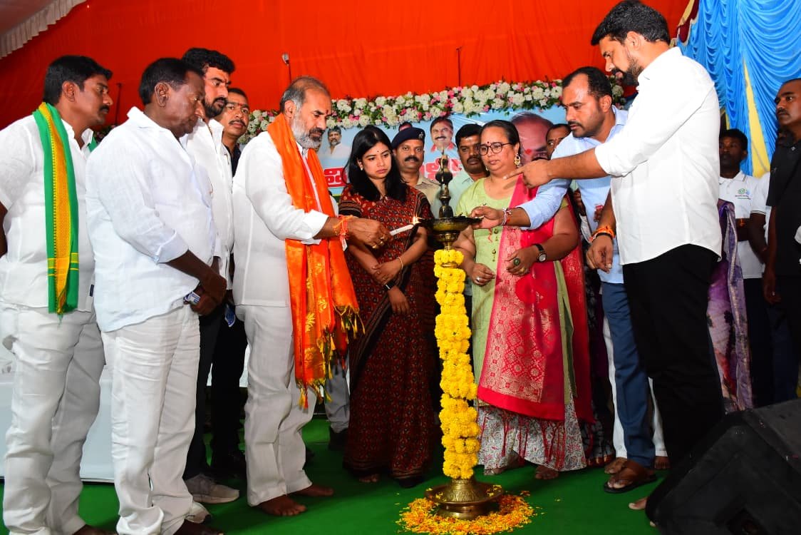 హాజరైన జిల్లా కలెక్టర్ గరిమ అగ్రవాల్  ఆకట్టుకున్న వివిధ శాఖల స్టాళ్లు  లబ్ధిదారులకు ప్రభుత్వ పథకాలు పంపిణీ